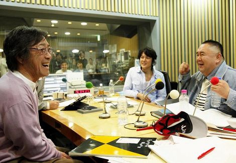 ラジオ番組で武田鉄矢さんと共演する福山雅治さん